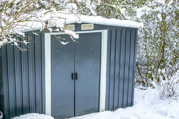 Gartenhaus im Schnee